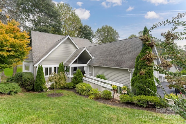 view of front of home with a front lawn