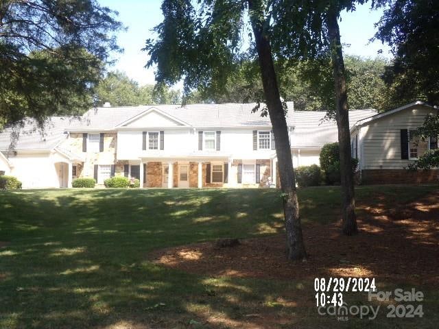 view of front facade with a front lawn