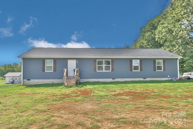 view of front of property featuring a front lawn