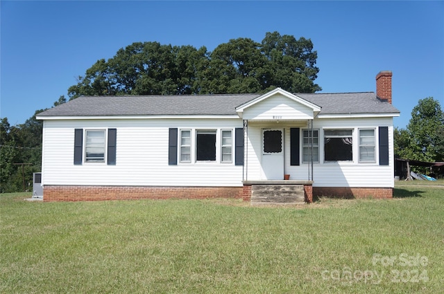 view of front facade with a front yard