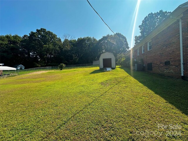 view of yard with a storage shed