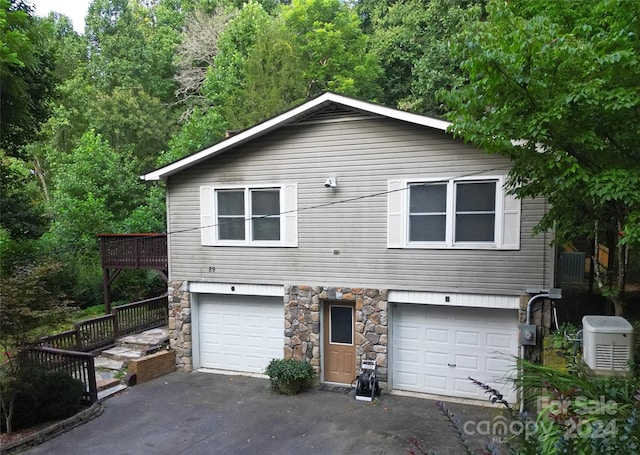 view of front facade featuring a garage