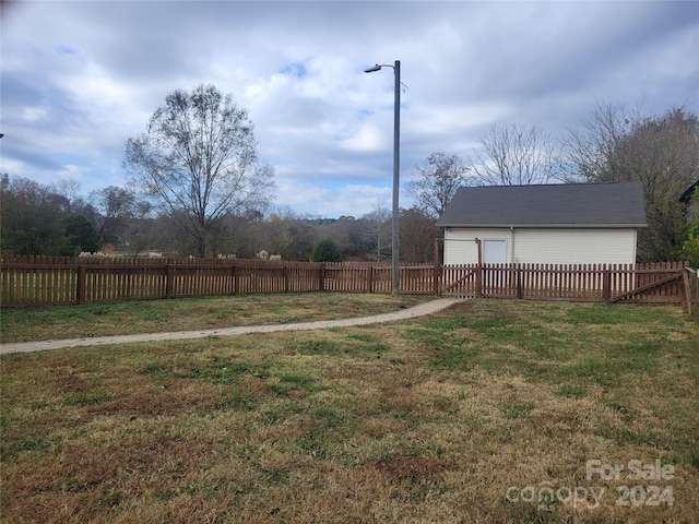 view of yard featuring an outdoor structure