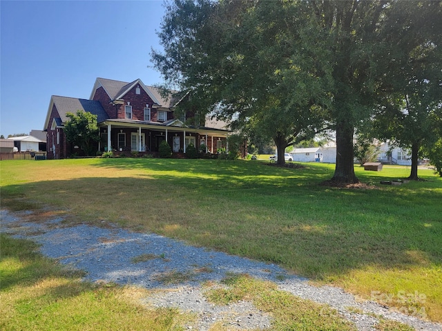 view of front facade featuring a front lawn