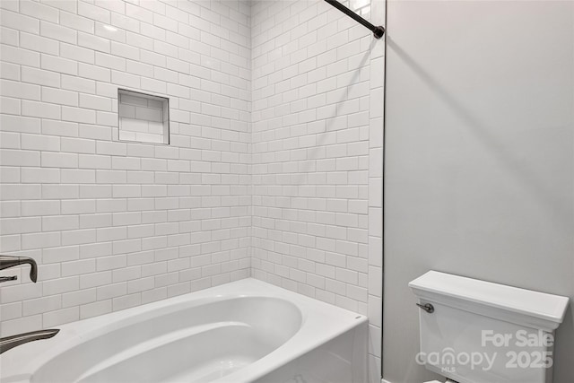 bathroom with toilet and tiled shower / bath combo