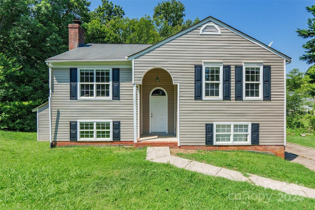 bi-level home with a front lawn