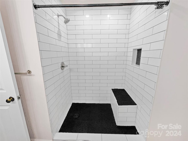 bathroom featuring a tile shower