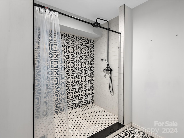 bathroom featuring a tile shower