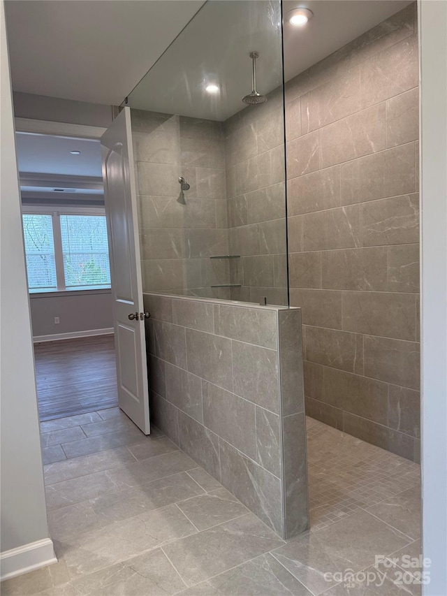 bathroom featuring a tile shower