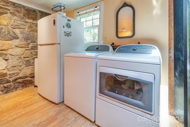 washroom featuring light wood-type flooring and independent washer and dryer