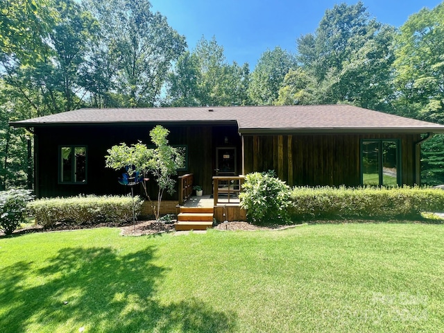 view of front of home featuring a front lawn