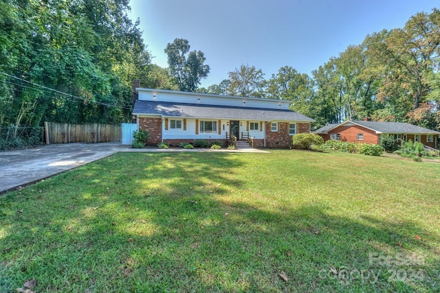 single story home with a front lawn