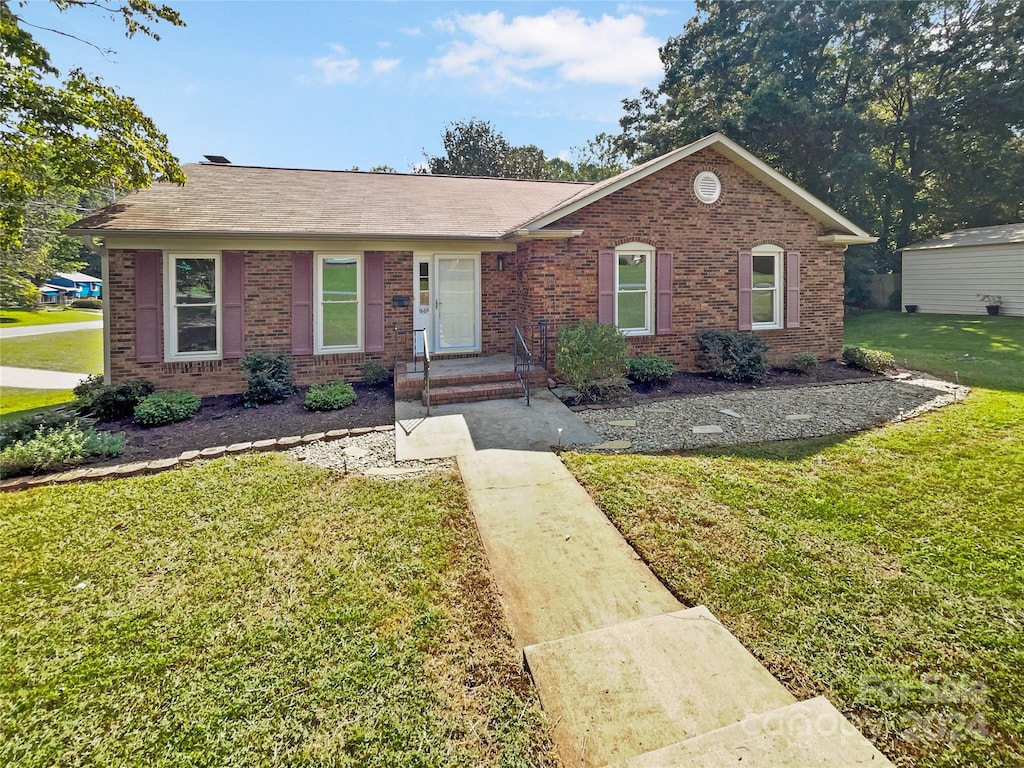 ranch-style home featuring a front yard