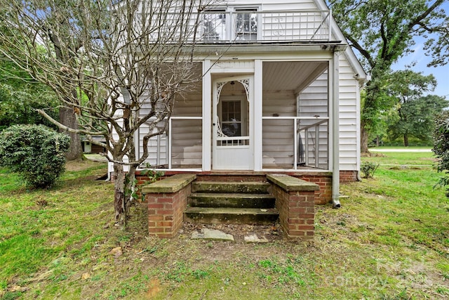 view of front facade with a front yard