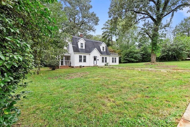 view of front of property featuring a front yard