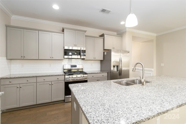 kitchen featuring stainless steel appliances, visible vents, a sink, and gray cabinetry