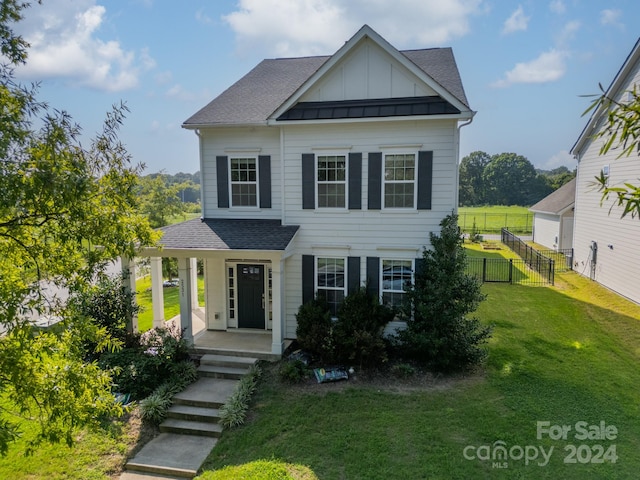 view of front of property with a front yard