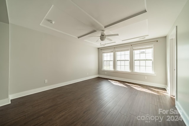 unfurnished room with dark wood-type flooring and ceiling fan