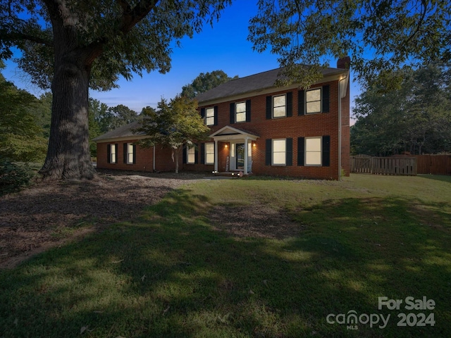 colonial house featuring a lawn