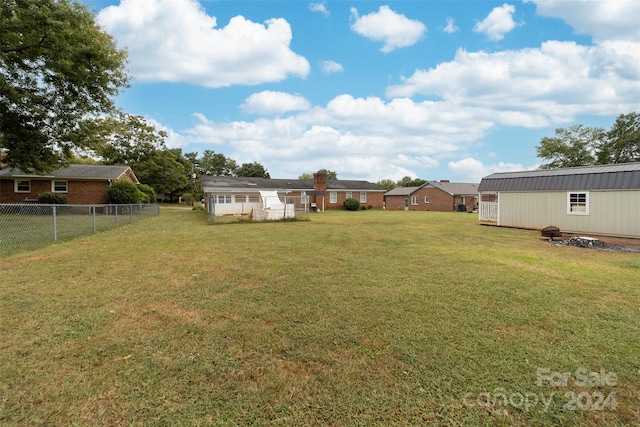 view of yard with an outbuilding