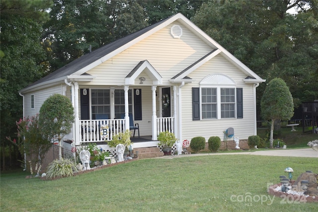 view of front of home featuring a porch and a front lawn