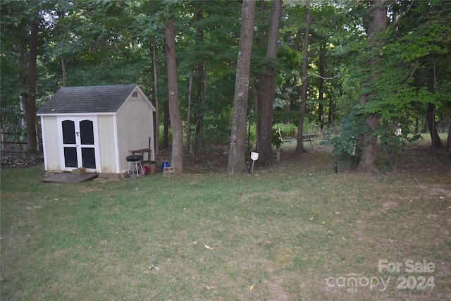 view of yard featuring a shed