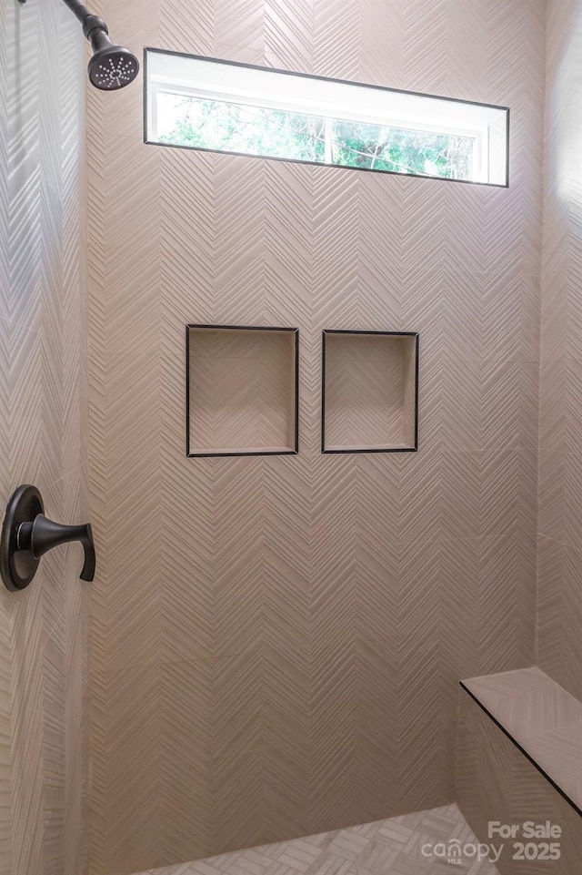 room details featuring tiled shower