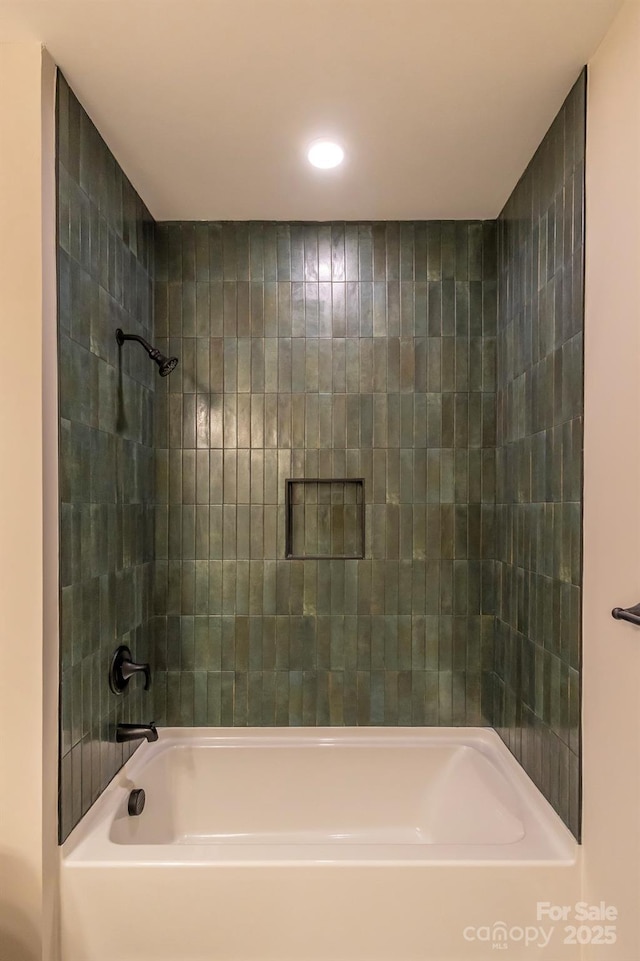 bathroom featuring tiled shower / bath