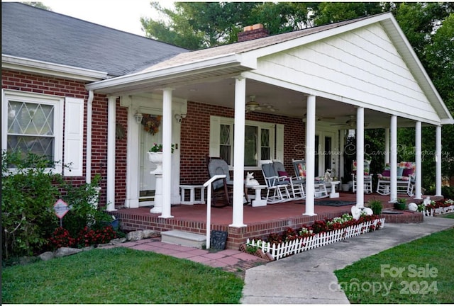 view of front of property with a front yard, a porch, and ceiling fan