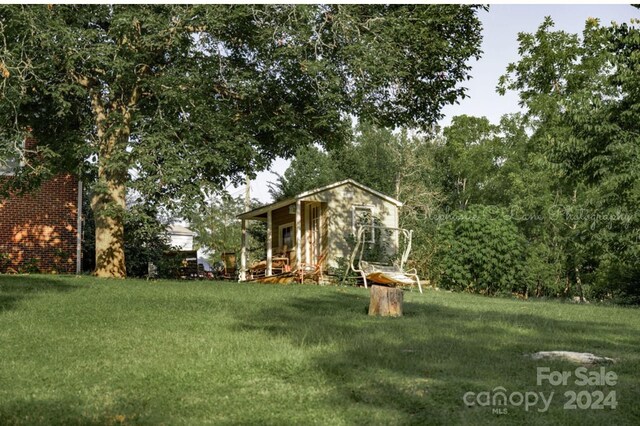 view of yard with an outdoor structure