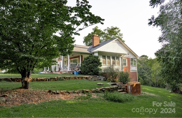 view of front facade featuring a front yard and covered porch