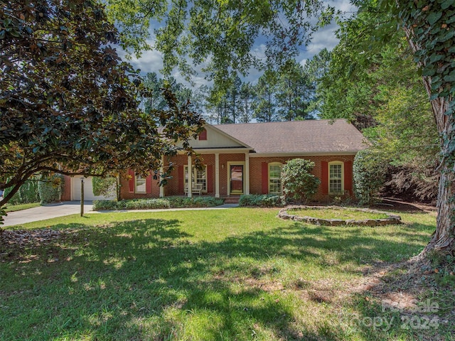 view of front of house featuring a front lawn and a garage