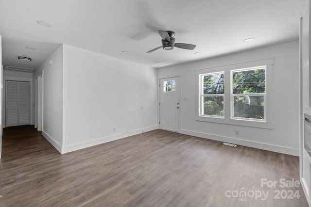 entryway with ceiling fan, recessed lighting, wood finished floors, and baseboards