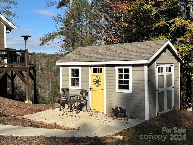 view of outbuilding