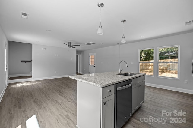 kitchen featuring light wood-type flooring, dishwasher, an island with sink, sink, and ceiling fan