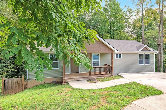 view of front of property featuring a front lawn