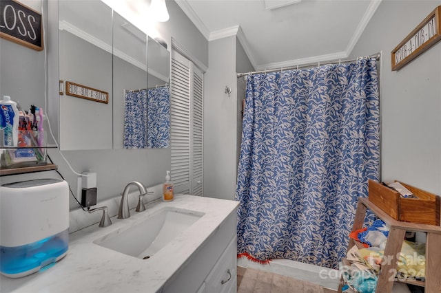 bathroom featuring curtained shower, crown molding, vanity, and wood finished floors