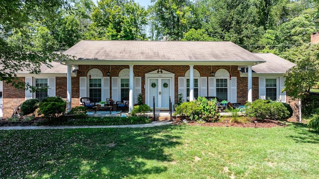 view of front of property featuring a front lawn and covered porch