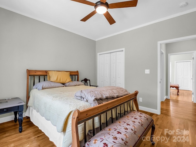 bedroom featuring crown molding, ceiling fan, a closet, and light hardwood / wood-style floors