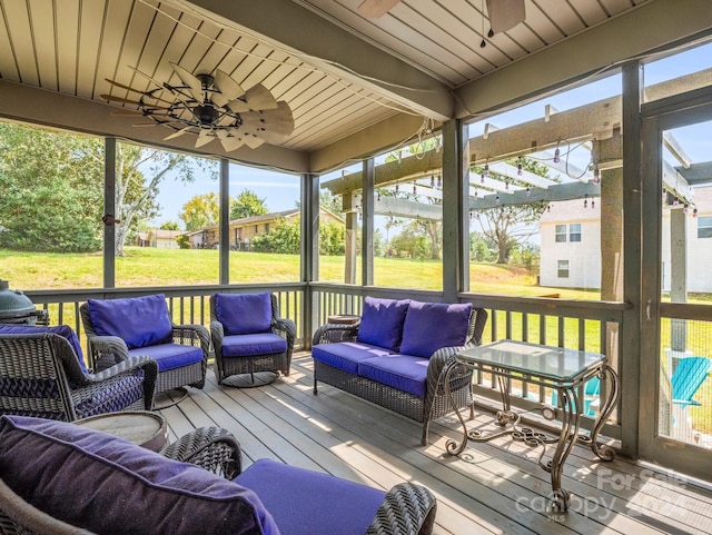 sunroom with ceiling fan