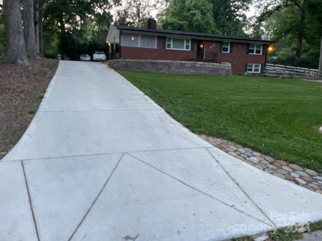 single story home with a front lawn