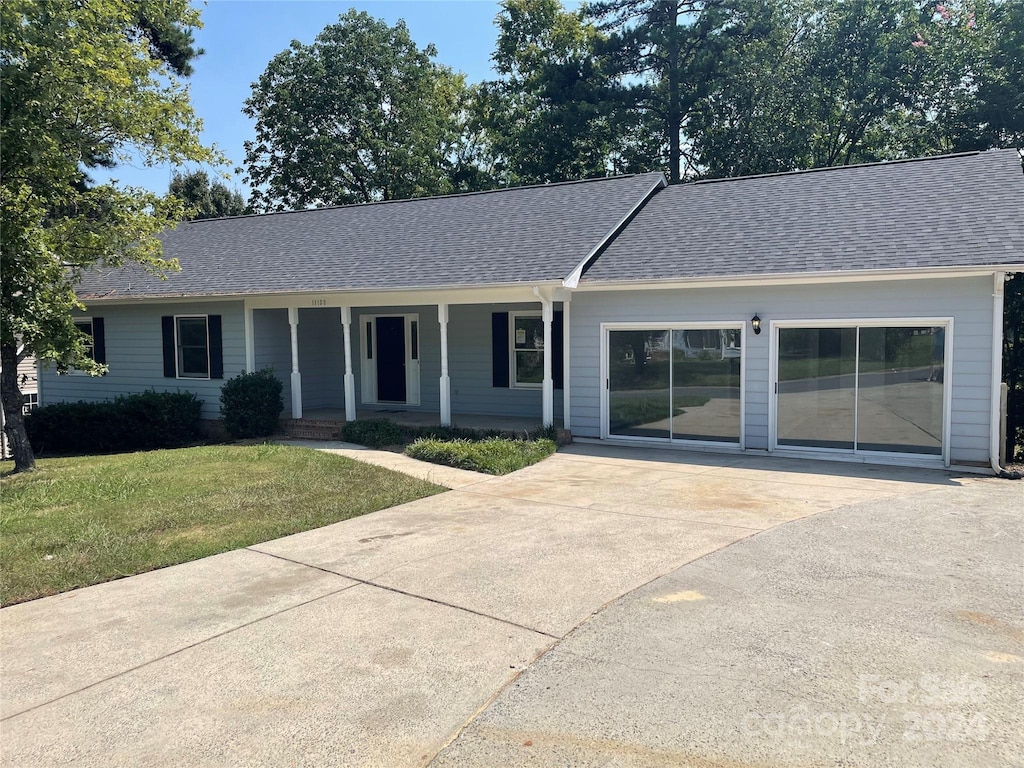 ranch-style home with a front lawn