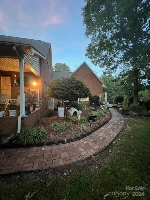 view of yard at dusk