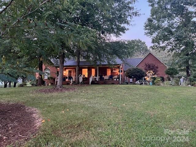 view of front of property featuring a front lawn