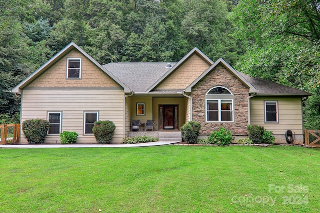 view of front facade featuring a front lawn