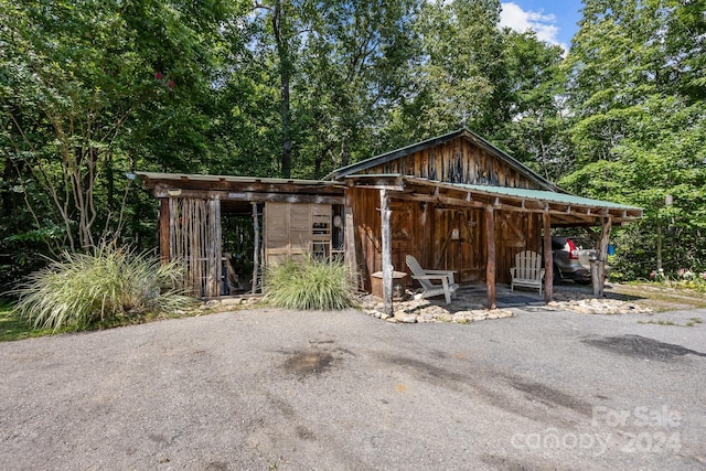 view of front of property with an outdoor structure