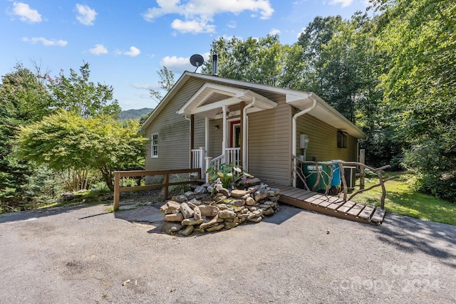 view of front of property featuring covered porch