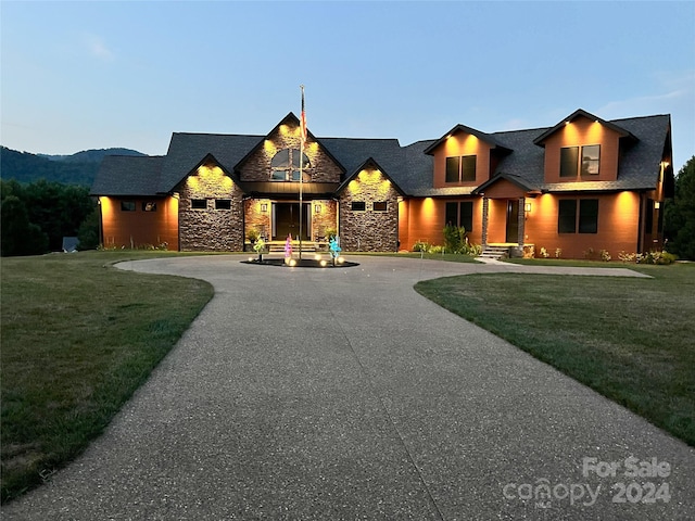 view of front of property featuring a lawn