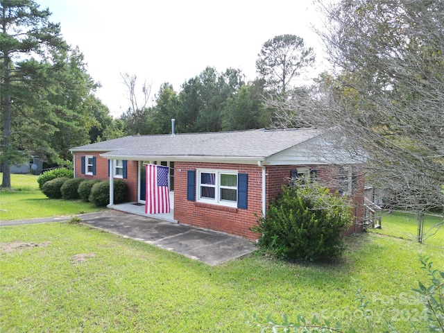 single story home with a front yard