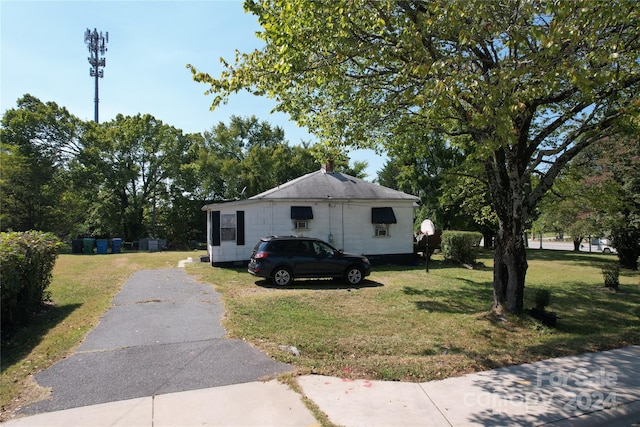 view of front of home featuring a front yard